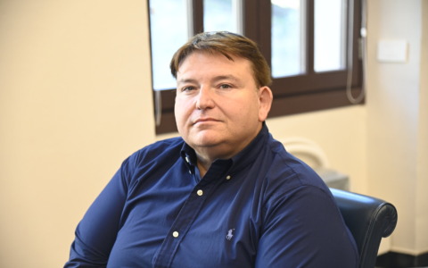 Gianmarco Oneglio si dimette dopo le accuse di un’ex dipendente