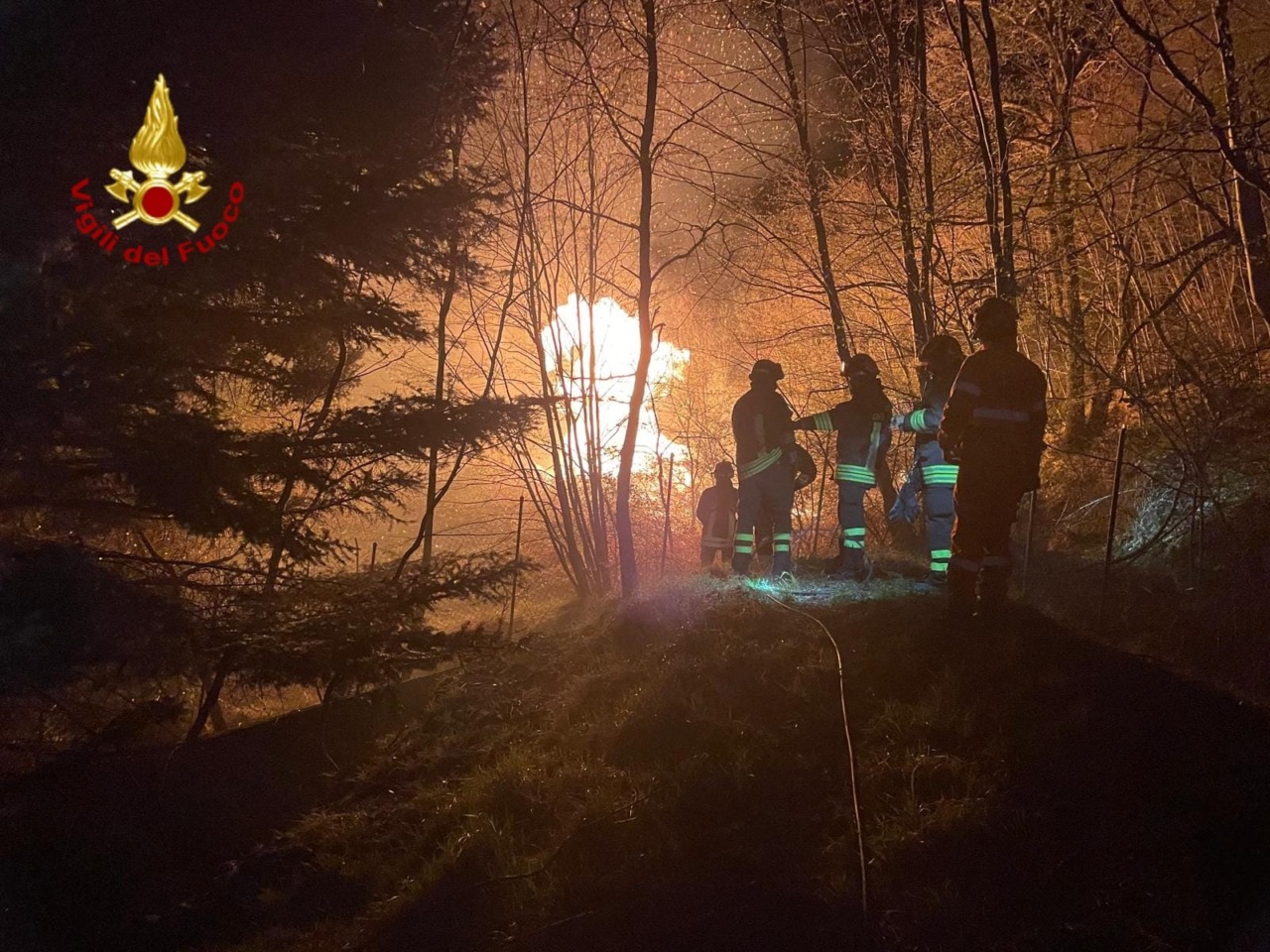 Incendi nell’Imperiese: famiglie rientrate a Guardiabella, vigili del fuoco in azione tutta la notte