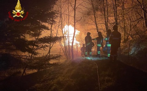 Incendi nell’Imperiese: famiglie rientrate a Guardiabella, vigili del fuoco in azione tutta la notte