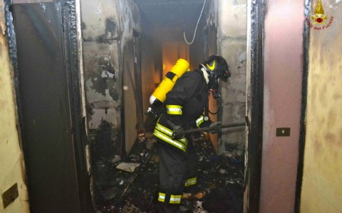 Incendio in via Margotti: dieci intossicati, uno in condizioni gravi