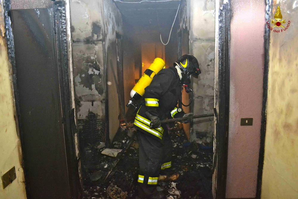 Incendio in via Margotti: dieci intossicati, uno in condizioni gravi