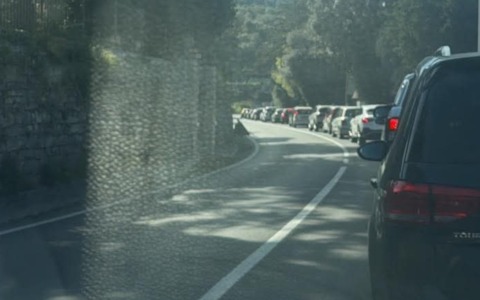 Incidente tra tre veicoli sulla Statale 28 a Castelvecchio, traffico bloccato e feriti segnalati
