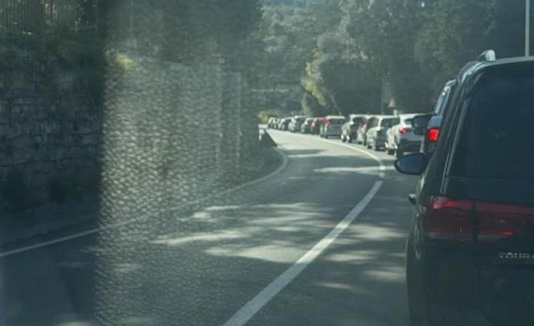 Incidente tra tre veicoli sulla Statale 28 a Castelvecchio, traffico bloccato e feriti segnalati