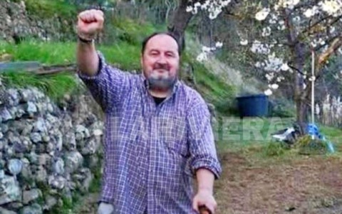 La foto del sindaco Trutalli col pugno chiuso provoca polemiche a Pigna
