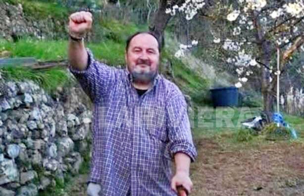 La foto del sindaco Trutalli col pugno chiuso provoca polemiche a Pigna