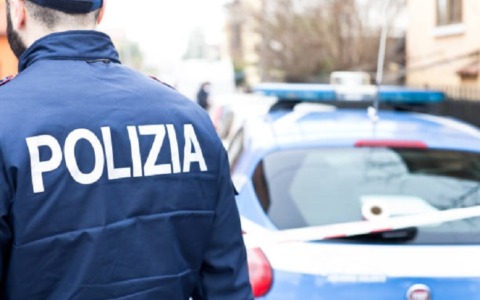 Lite con la fidanzata davanti al Commissariato: aggredisce tre poliziotti e viene arrestato