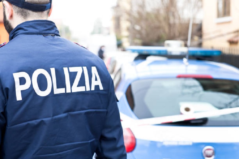 Lite con la fidanzata davanti al Commissariato: aggredisce tre poliziotti e viene arrestato