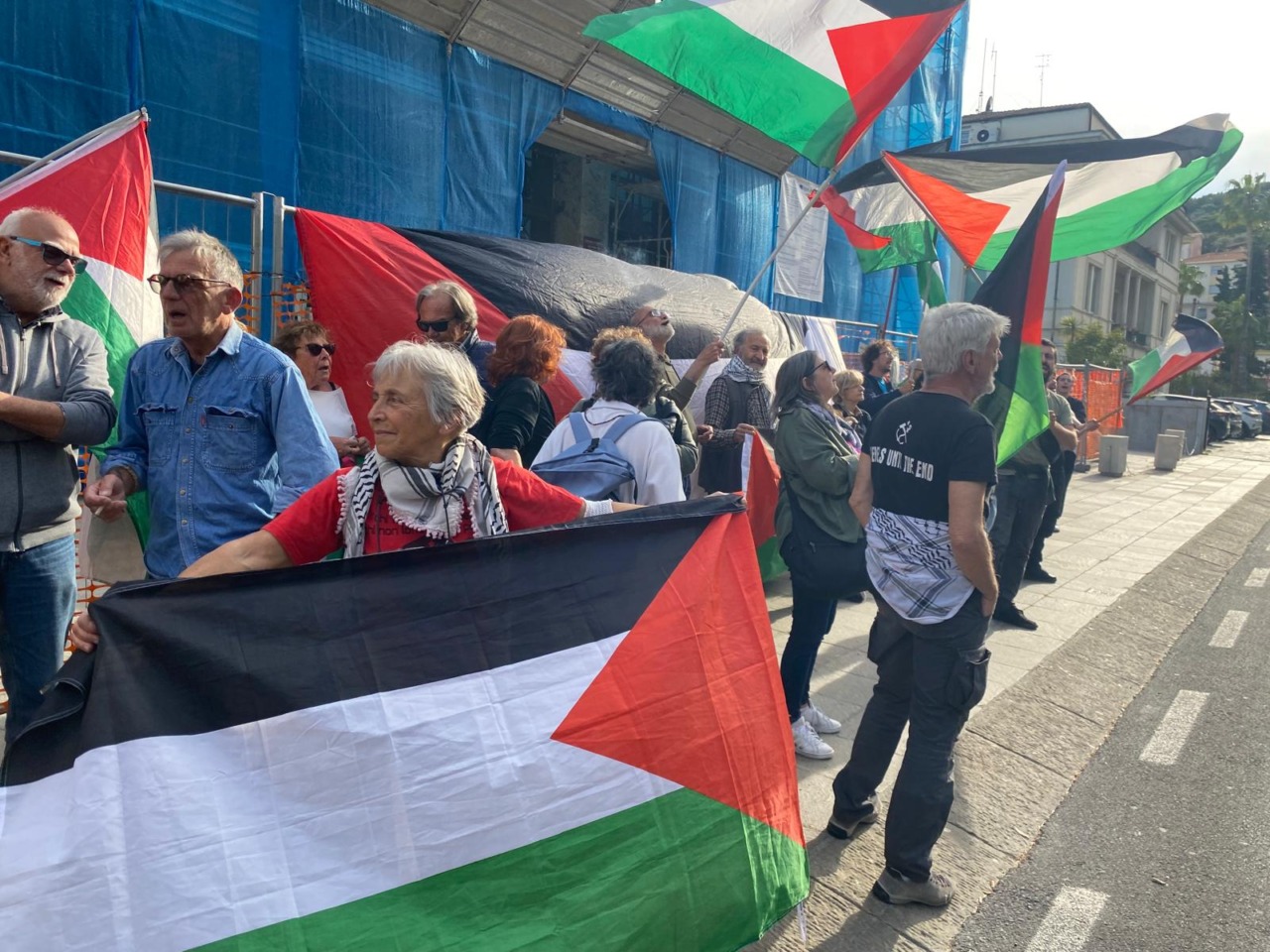 Manifestazione davanti alla Prefettura per la Global Sumud Flotilla
