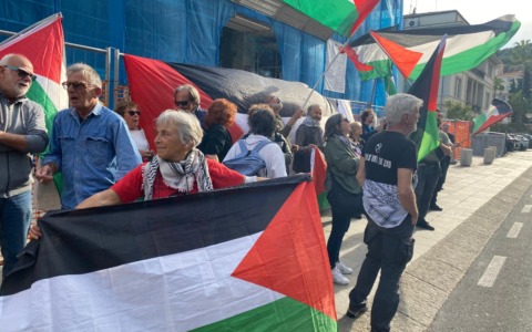 Manifestazione davanti alla Prefettura per la Global Sumud Flotilla