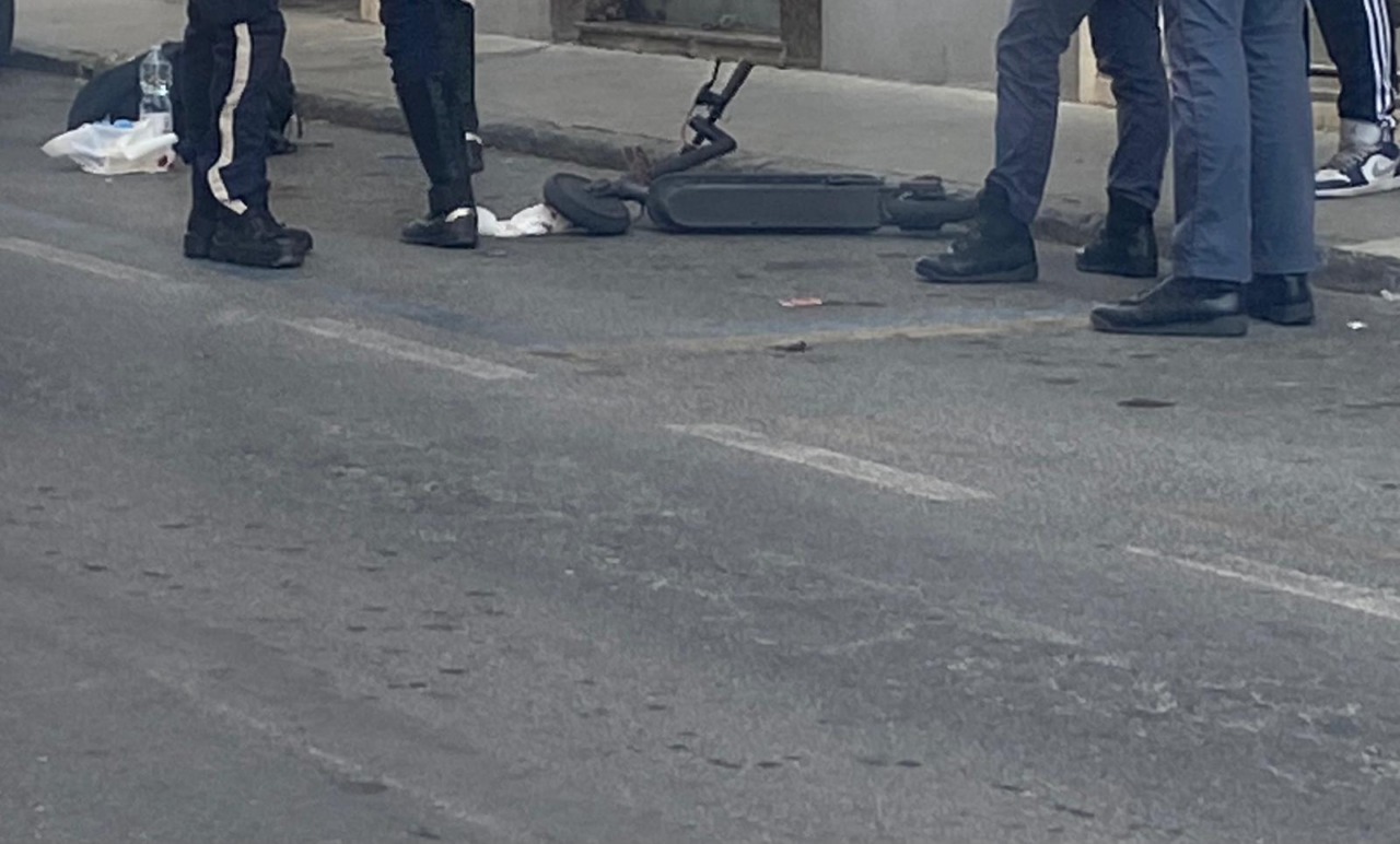 Monopattinista cade dopo aver centrato una buca e viene trasportato in codice giallo