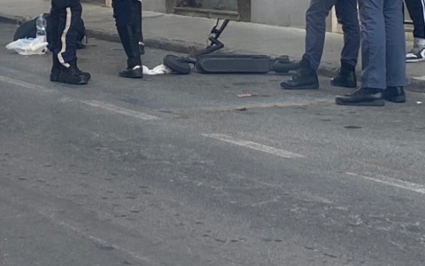 Monopattinista cade dopo aver centrato una buca e viene trasportato in codice giallo
