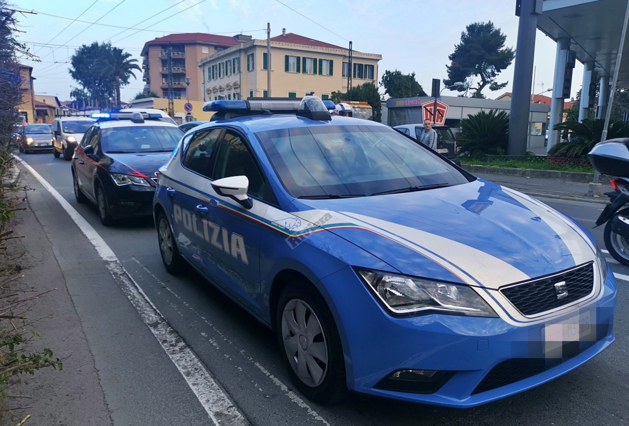 Polizia scopre due uomini su una moto rubata