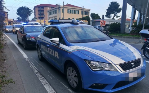 Polizia scopre due uomini su una moto rubata