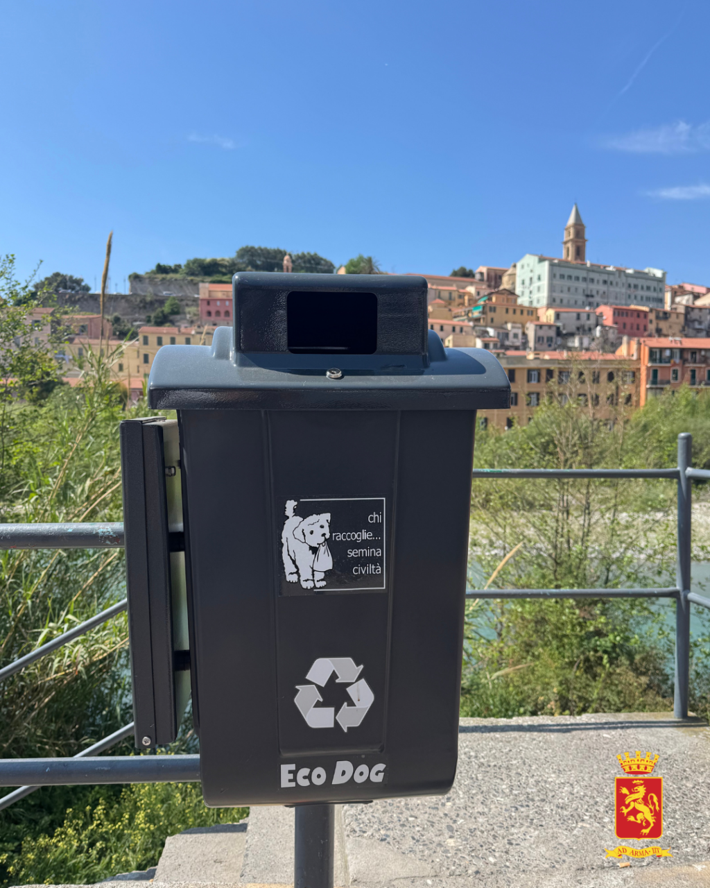 Posa di nuovi cestini per deiezioni canine a Ventimiglia