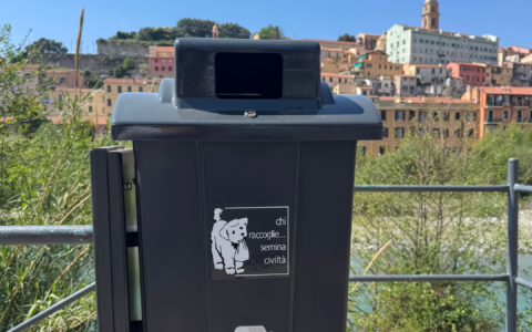 Posa di nuovi cestini per deiezioni canine a Ventimiglia