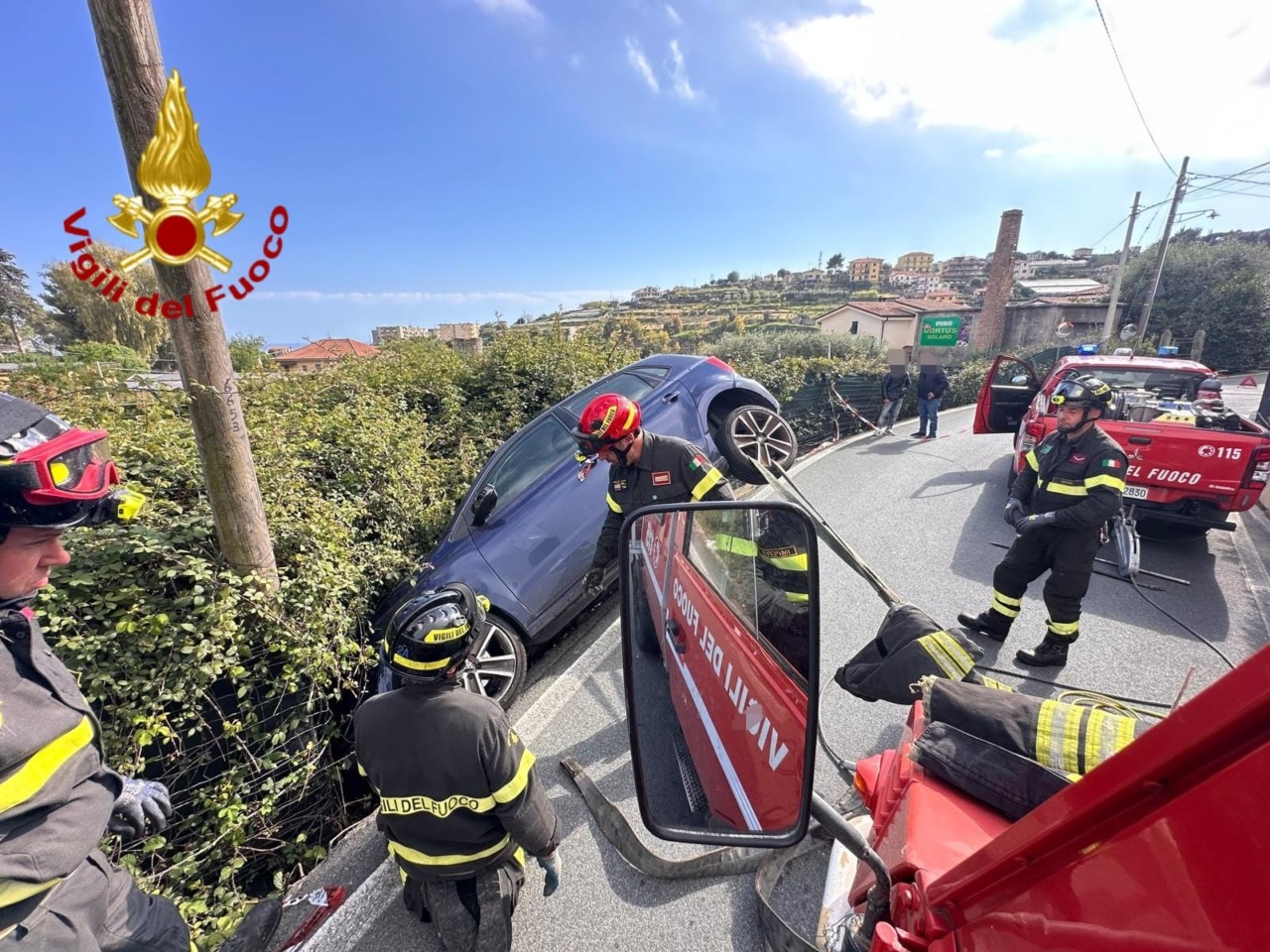 Soccorso per un’auto fuori strada a Sanremo