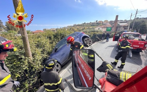 Soccorso per un’auto fuori strada a Sanremo