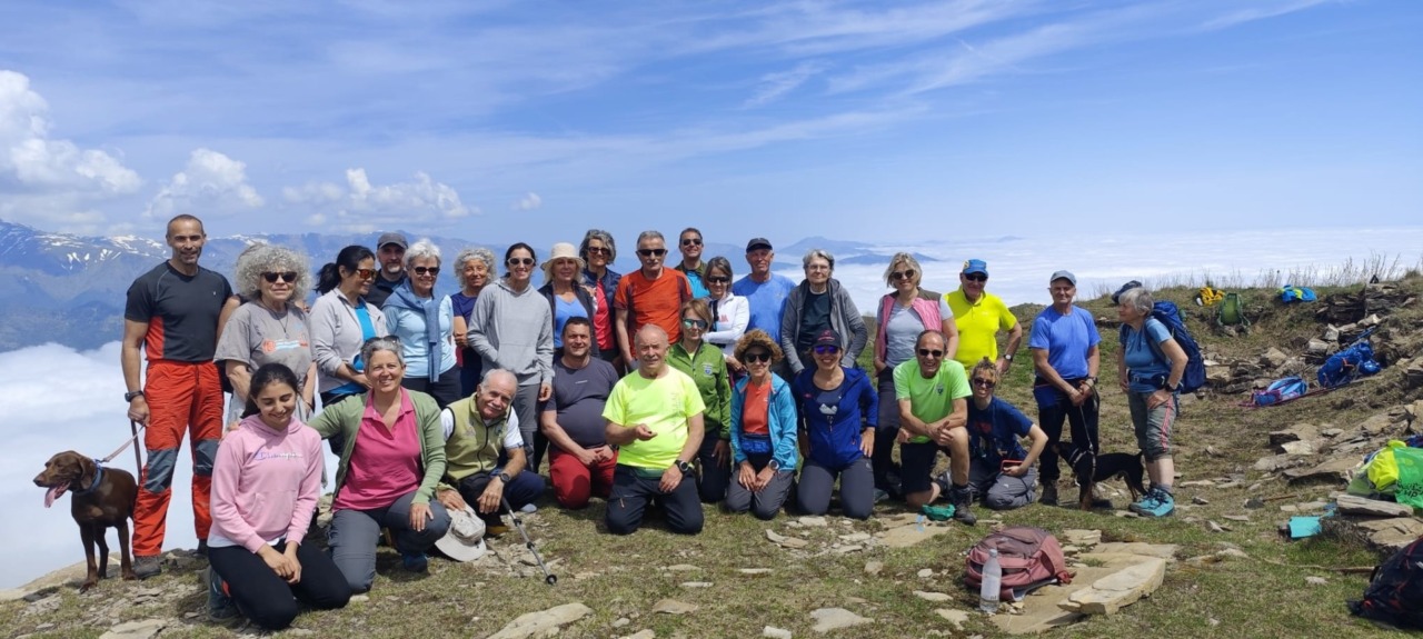 Sole e natura al Monte Monega, mentre la costa è avvolta dalla macaia