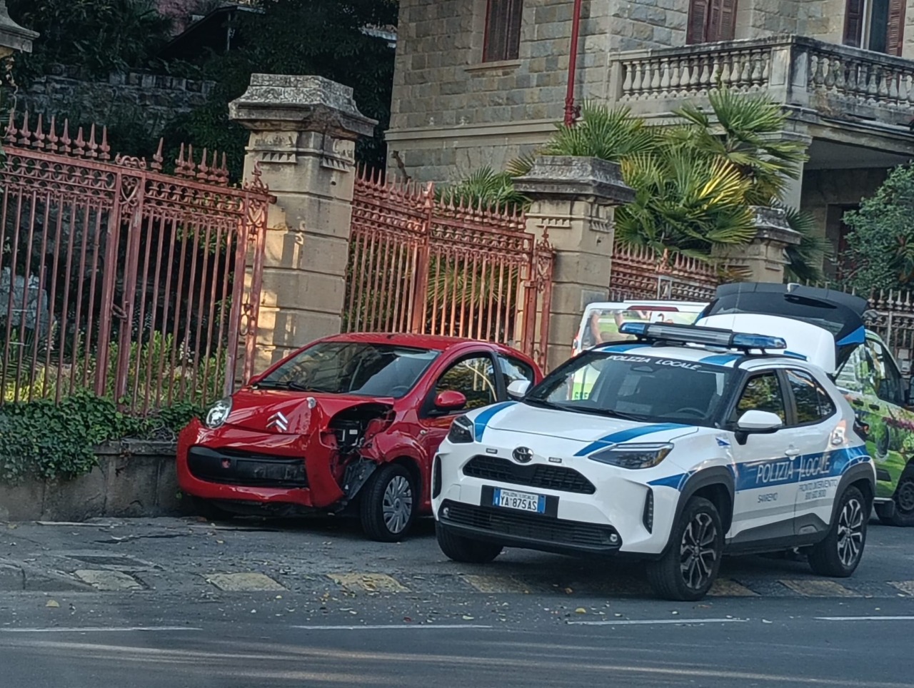 Un anziano in auto si schianta contro un albero