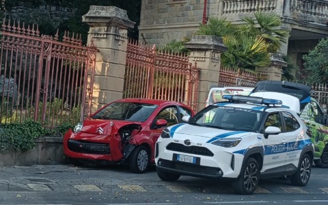 Un anziano in auto si schianta contro un albero