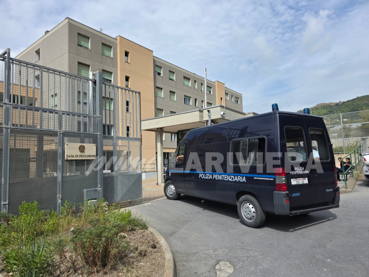 Un detenuto aggredisce un agente con pezzi di mattonella