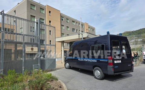 Un detenuto aggredisce un agente con pezzi di mattonella