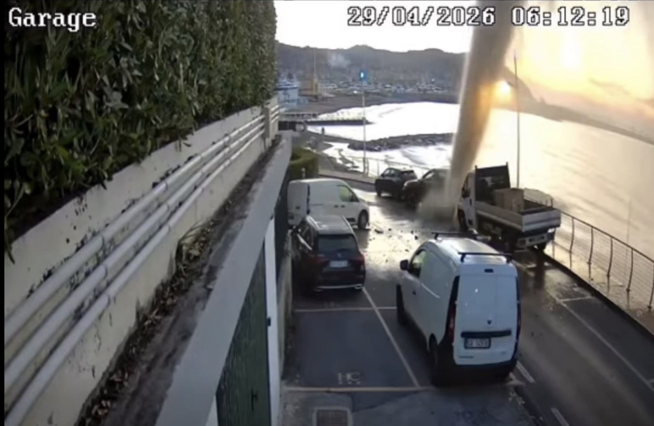 Un geyser sorprendente squarcia l’asfalto e sposta un’auto a Imperia