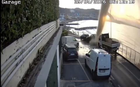 Un geyser sorprendente squarcia l’asfalto e sposta un’auto a Imperia