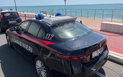 Un giovane strappa il telefono a un uomo e fugge: arrestato dai Carabinieri