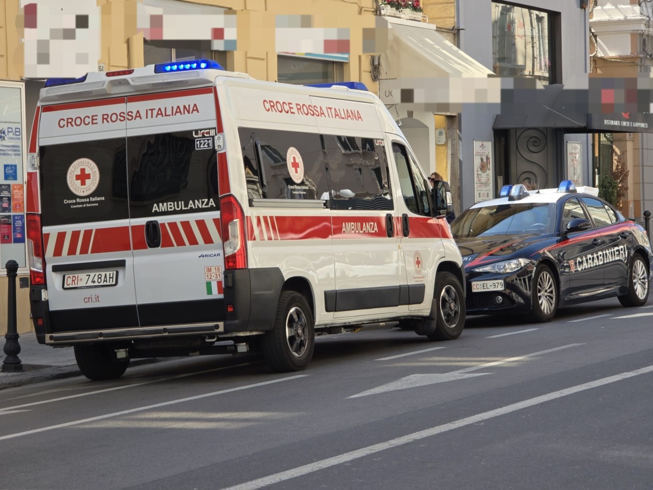 Un uomo soccorso in centro a Sanremo, intervengono Carabinieri e sanitari