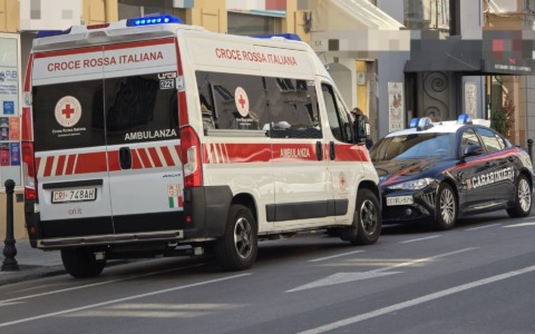 Un uomo soccorso in centro a Sanremo, intervengono Carabinieri e sanitari