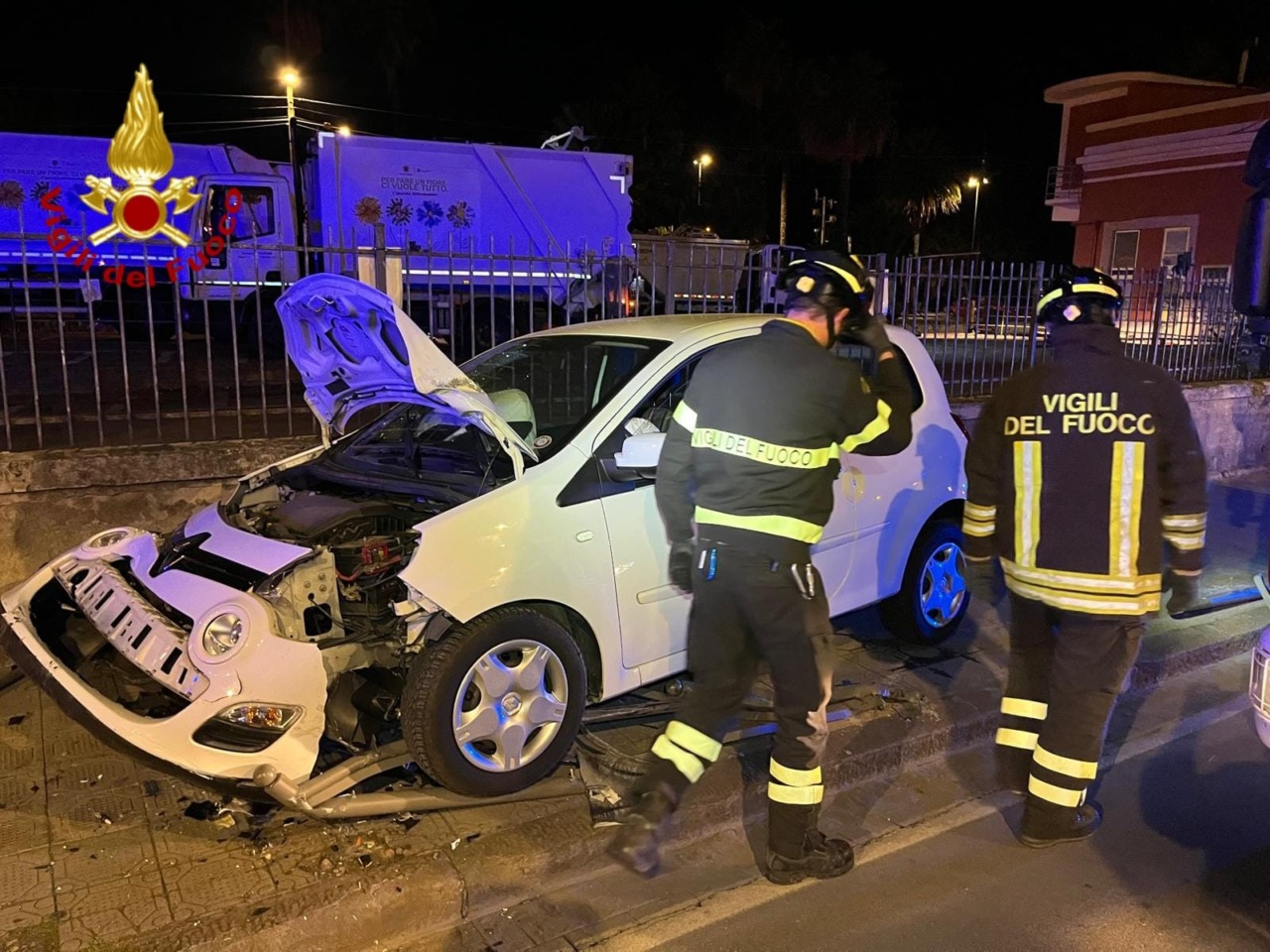 Una donna perde il controllo dell’auto e si schianta, illesa ma con danni ingenti