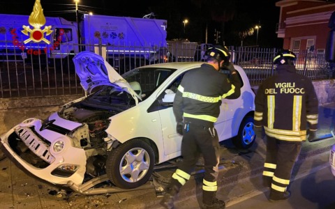 Una donna perde il controllo dell’auto e si schianta, illesa ma con danni ingenti