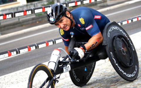 Alex Zanardi, il grande campione, è morto a 59 anni