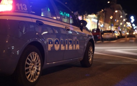Arrestato un uomo per furto dopo aver rotto il finestrino di un’auto