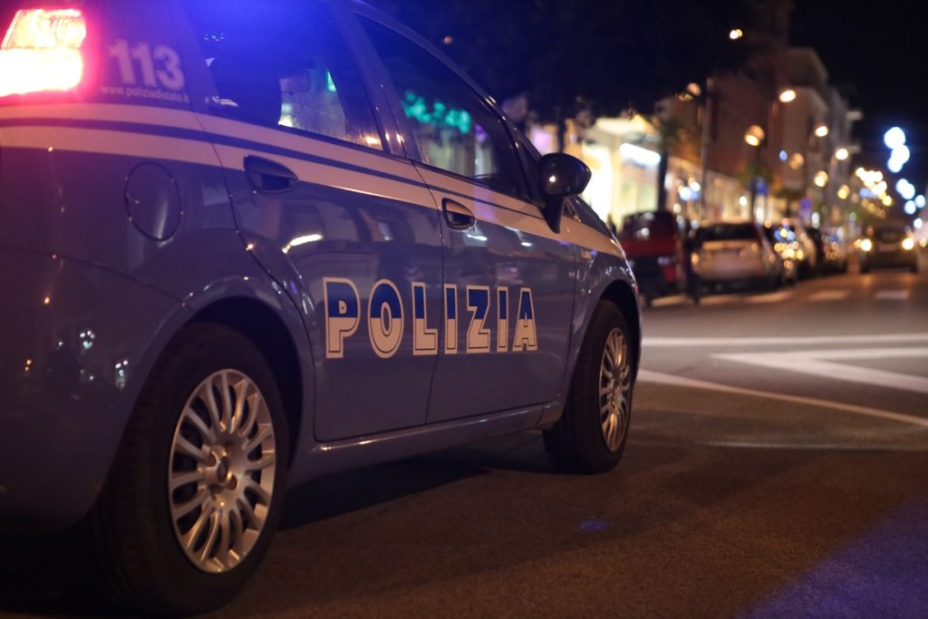 Arrestato un uomo per furto dopo aver rotto il finestrino di un’auto