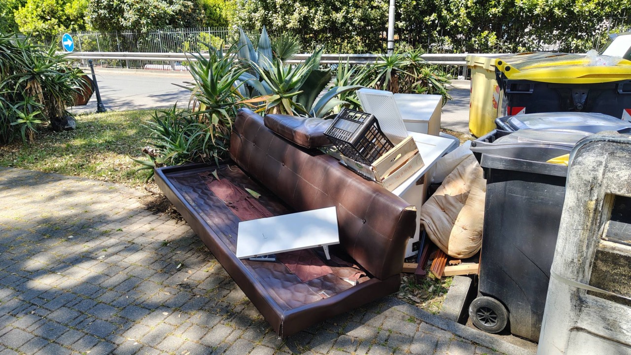 Bordighera, rifiuti ingombranti in via Pasteur nonostante le multe da 2mila euro