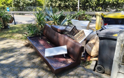 Bordighera, rifiuti ingombranti in via Pasteur nonostante le multe da 2mila euro