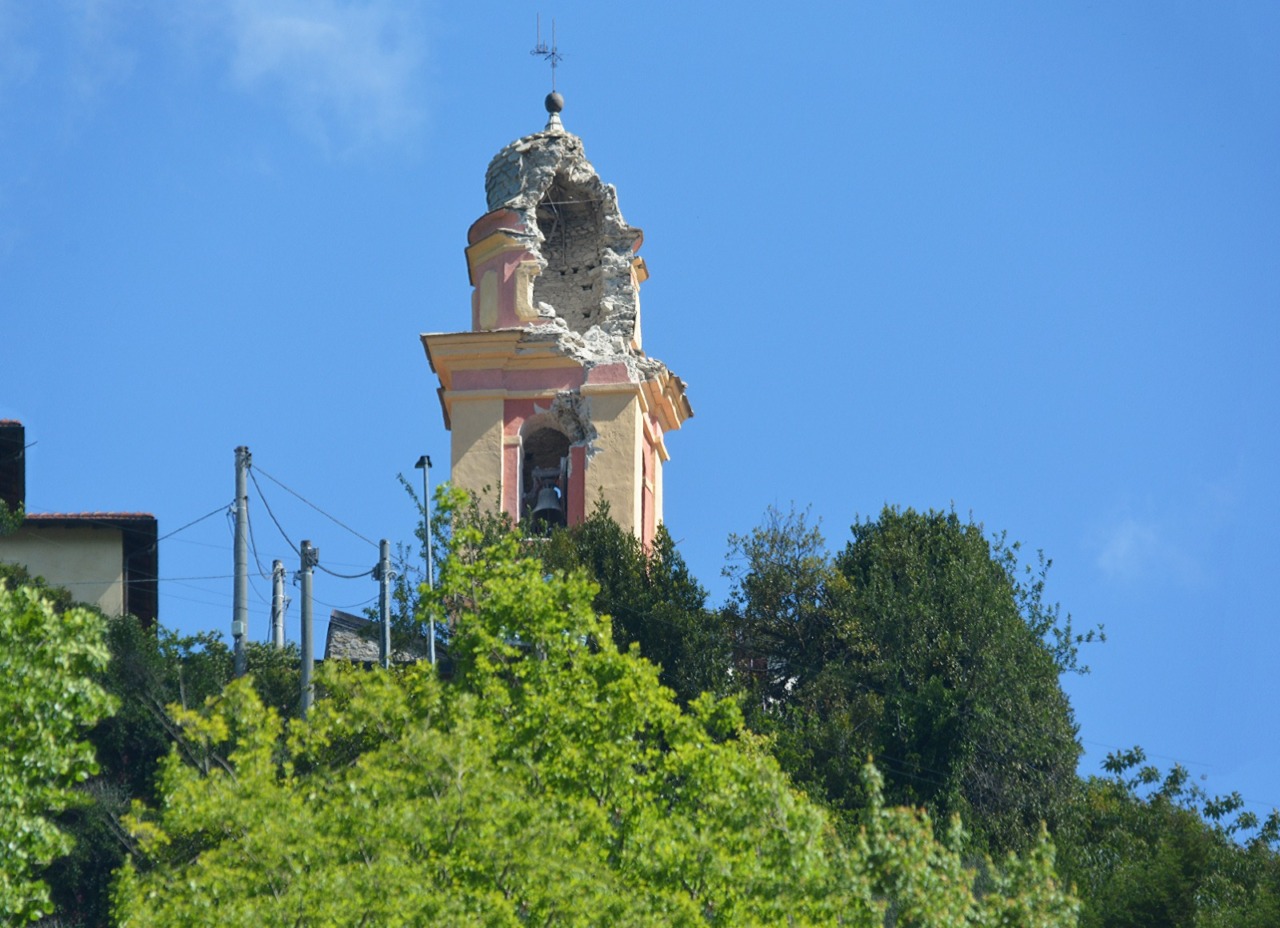 Fulmine distrugge il campanile di Corte