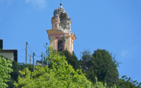 Fulmine distrugge il campanile di Corte