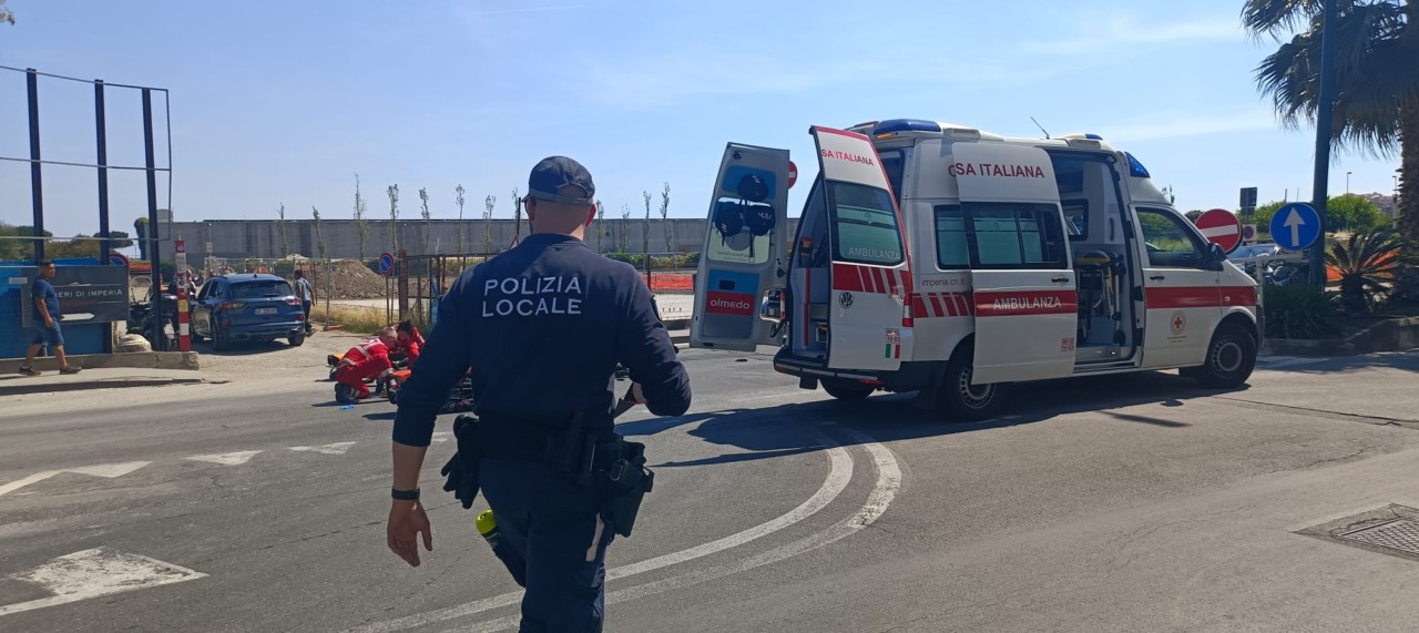 Grave scontro tra T-Max e Ford: due persone ferite