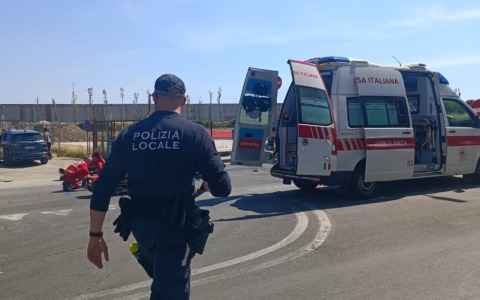 Grave scontro tra T-Max e Ford: due persone ferite