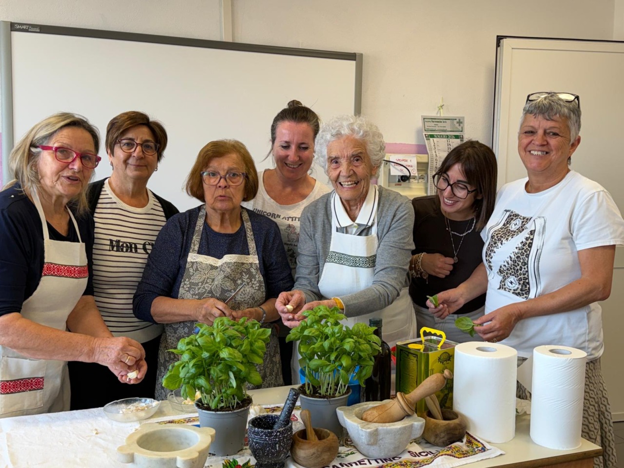 I bambini di Castellaro imparano a fare il pesto con le nonne