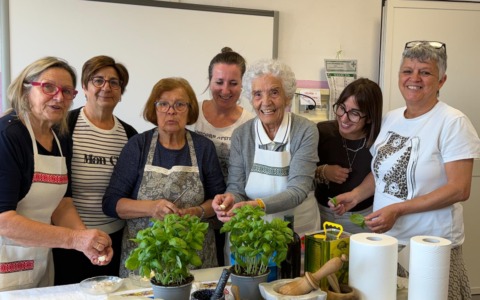 I bambini di Castellaro imparano a fare il pesto con le nonne