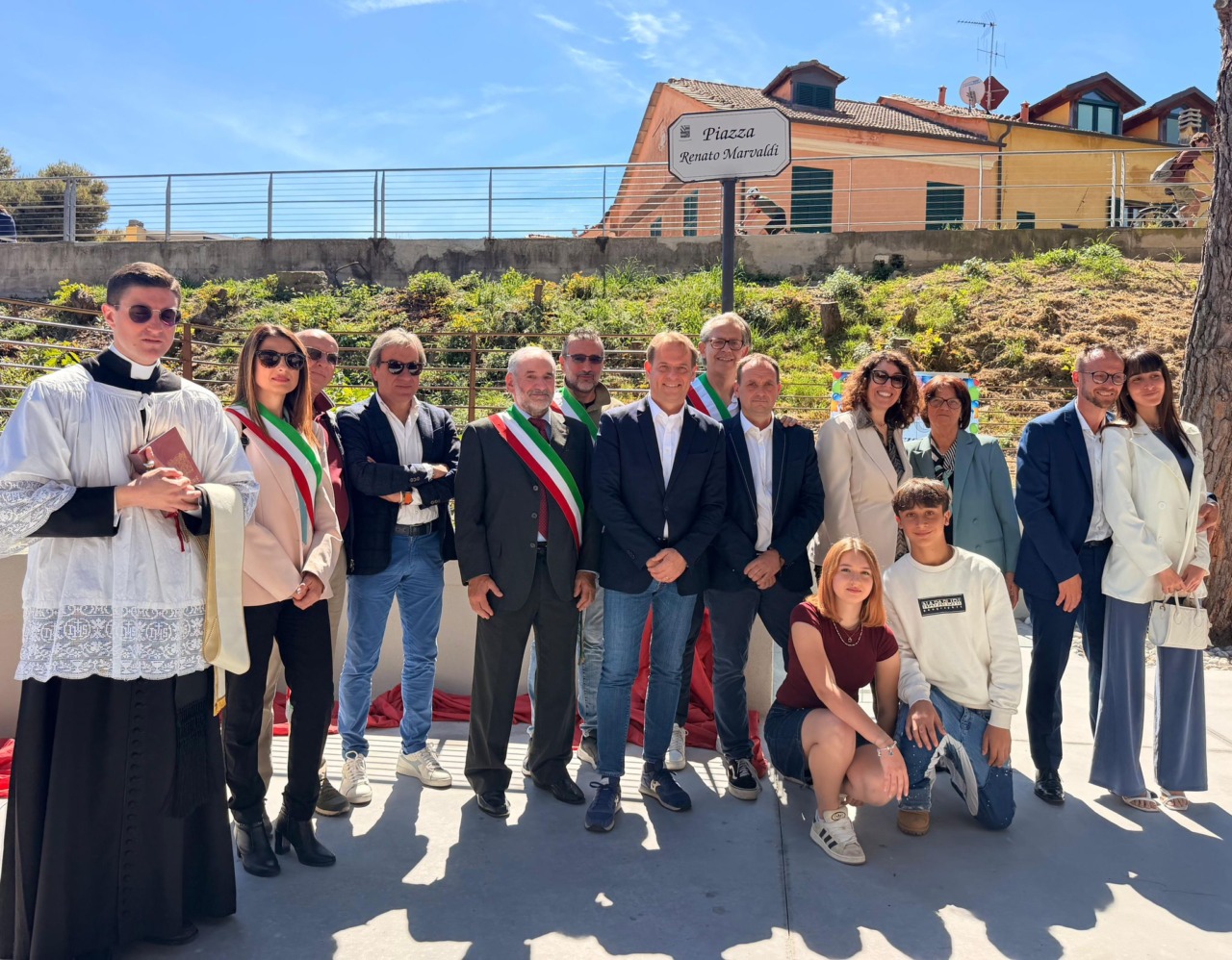 Inaugurata la piazza Renato Marvaldi a San Lorenzo al Mare