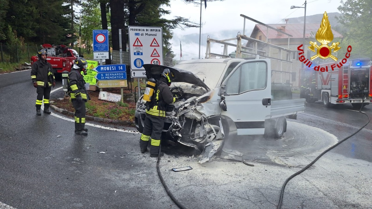 Incendio di un furgone dopo scontro sulla statale 28