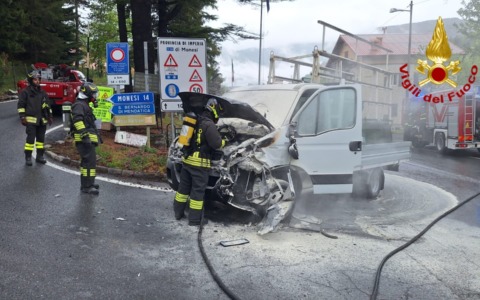 Incendio di un furgone dopo scontro sulla statale 28