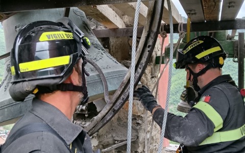 Intervento dei Vigili del Fuoco sul campanile colpito da un fulmine