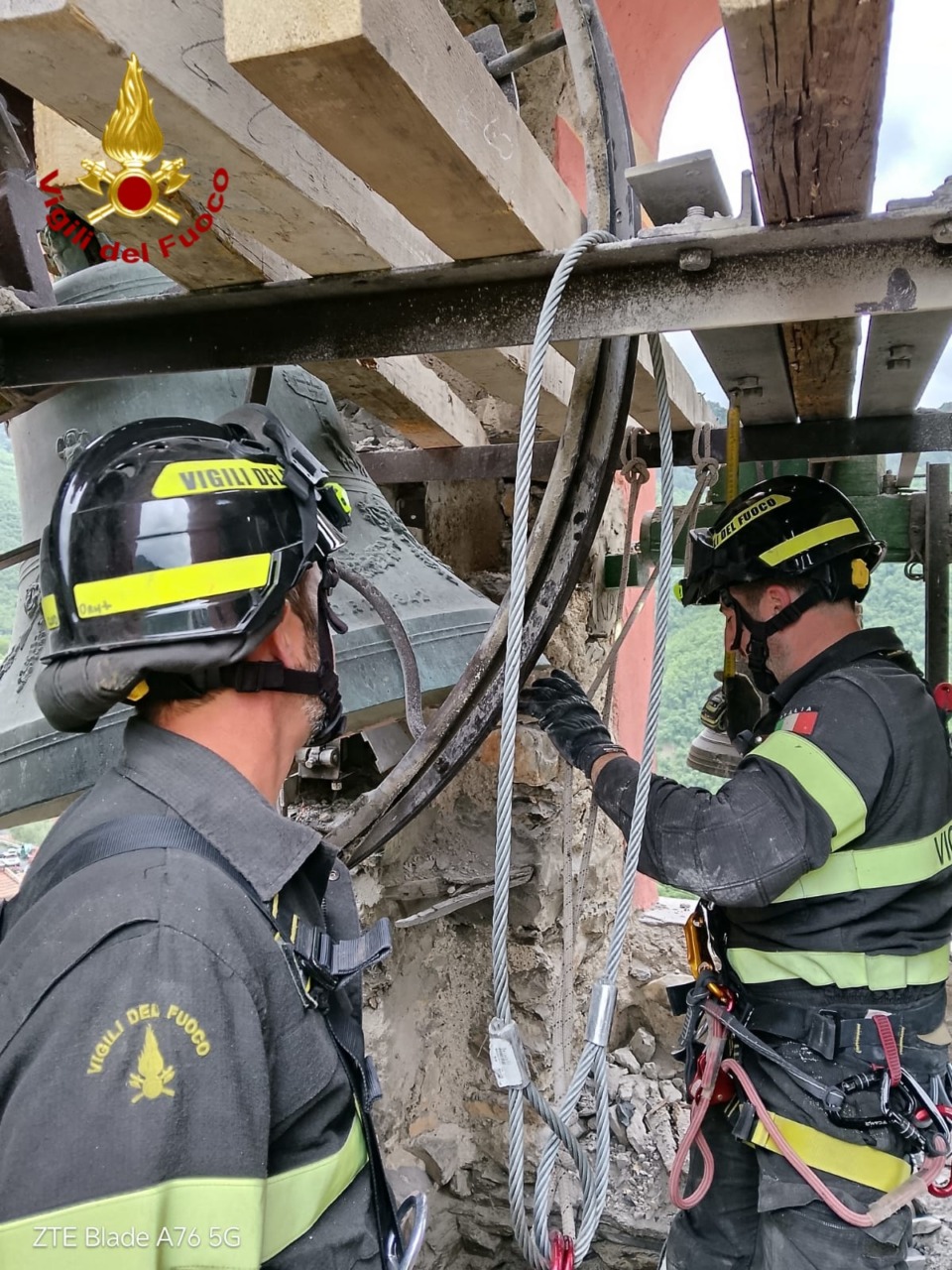 Intervento dei Vigili del Fuoco sul campanile colpito da un fulmine
