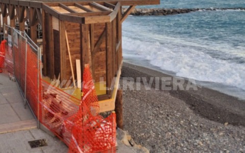 Ispezione della Capitaneria di porto su una spiaggia attrezzata di Ospedaletti